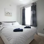 Henthorne Choice - Large Property - Close To Town Centre